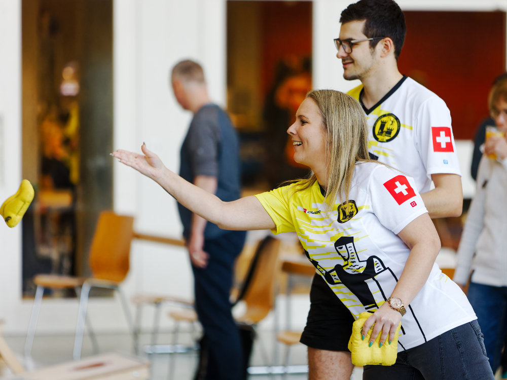 zwei Menschen, die Cornhole spielen